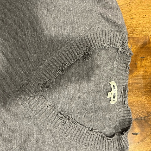Wild Honey v-neck, distressed & cropped sweater, gray, size M, cozy and cute fit - Picture 3 of 7